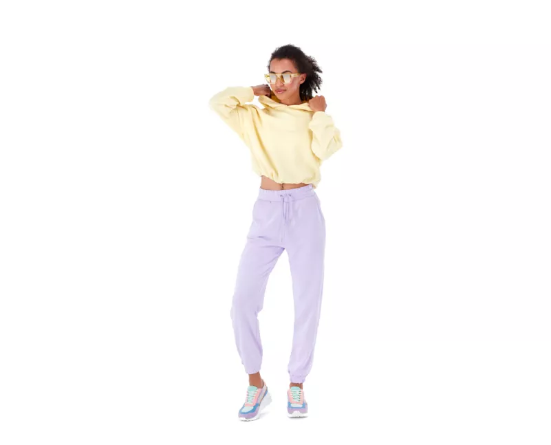 Kvinde i sporty tøj i video med live model