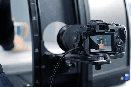Kamera fotograferer et produkt i et Orbitvu-studie