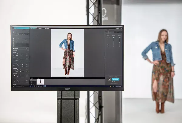 Gennemgang af modefotografering til e-handel på skærm med model i maxikjole