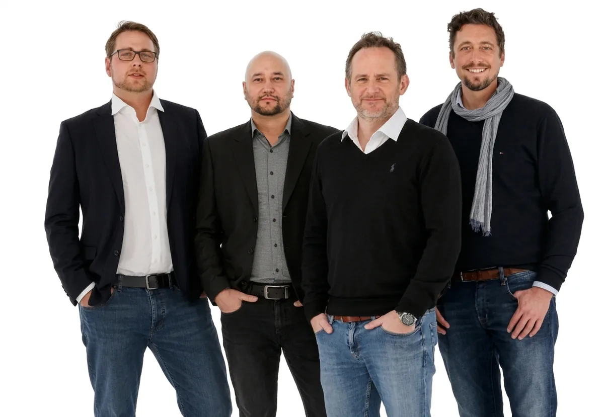 Gruppeportræt af seks fagfolk i smart casual påklædning
