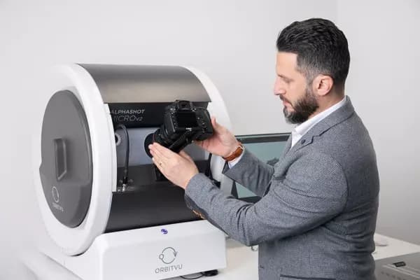Montering af spejlreflekskamera på maskine til produktfotografering