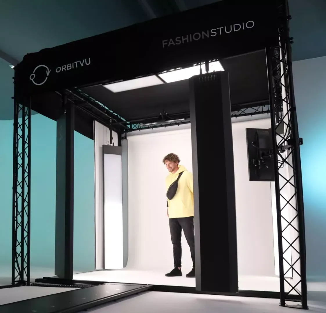 Model i Fashion Studio i Orbitvus opstilling til fotografering med live modeller