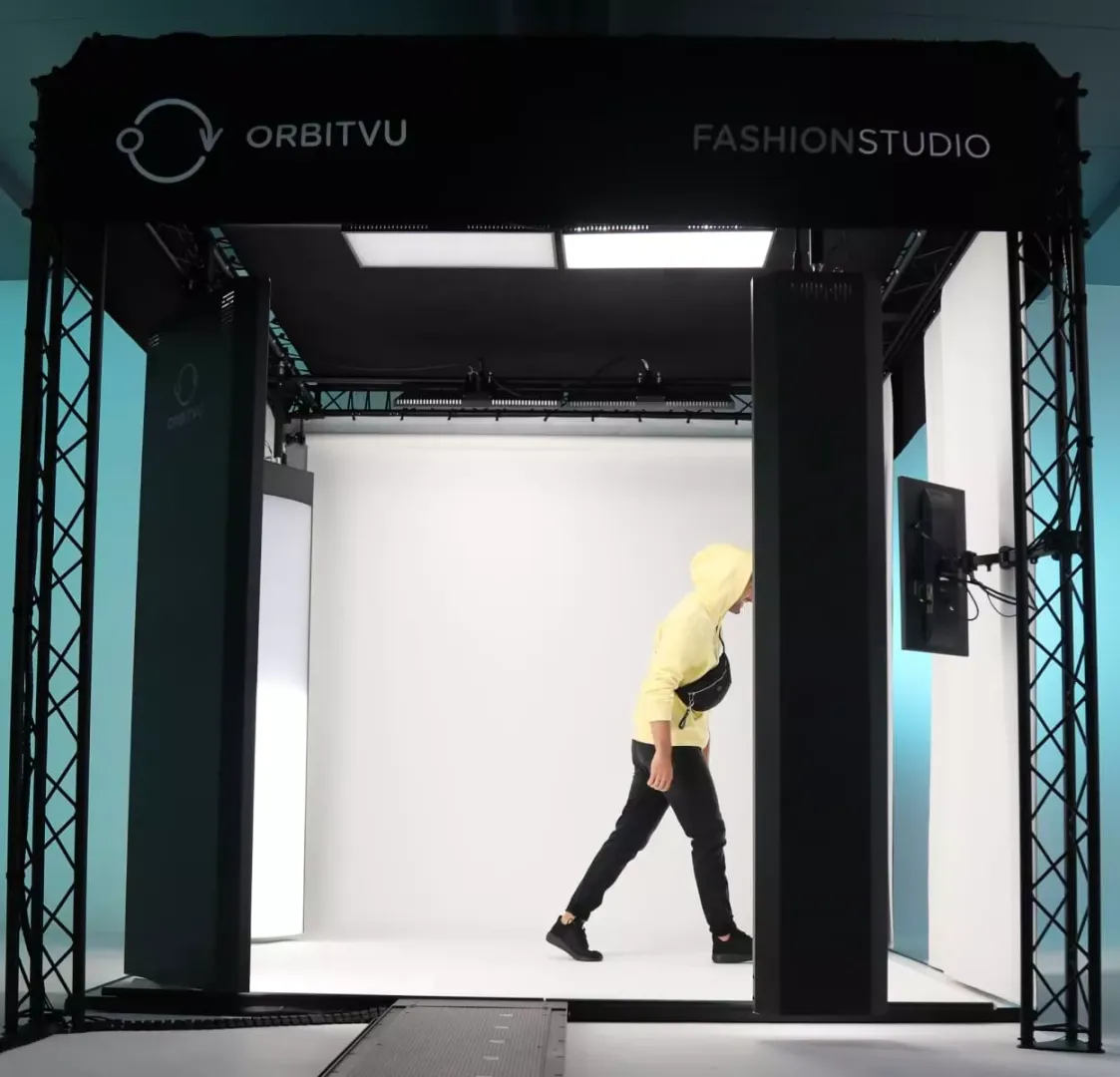 Hurtig fotosession med live model i Orbitvu-studie