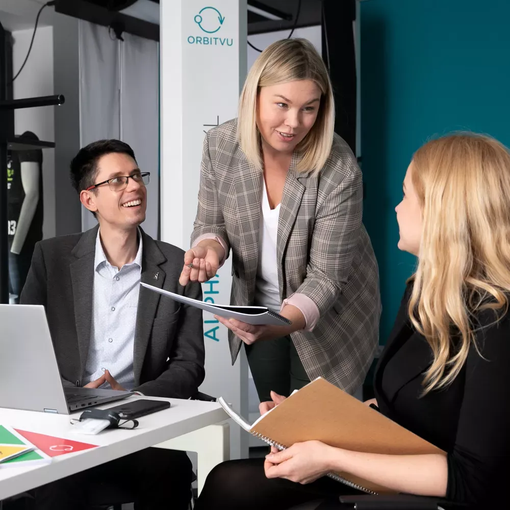 Teamdiskussion på kontoret med Orbitvu-branding