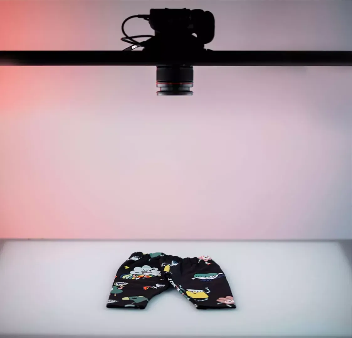 Opstilling til flat lay-fotografering med kamera ovenfra i Orbitvu-studie