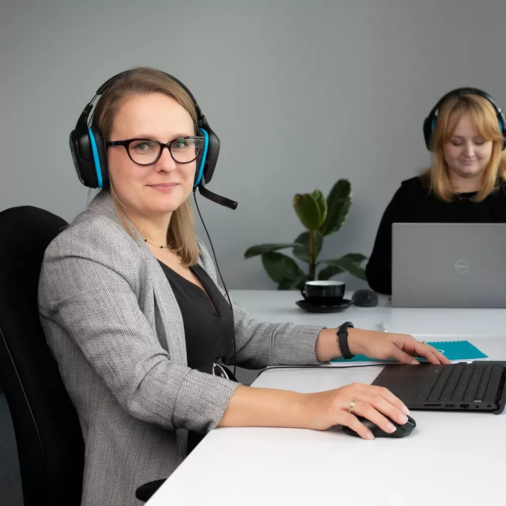 To kundeservicemedarbejdere arbejder på kontoret
