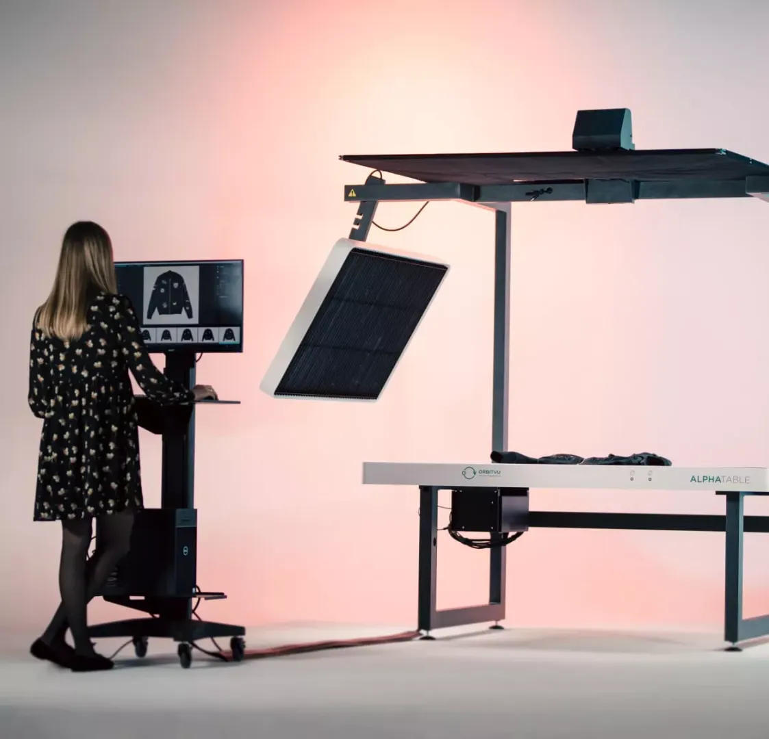Betjening af automatiseret system til flat lay-fotografering af tøj
