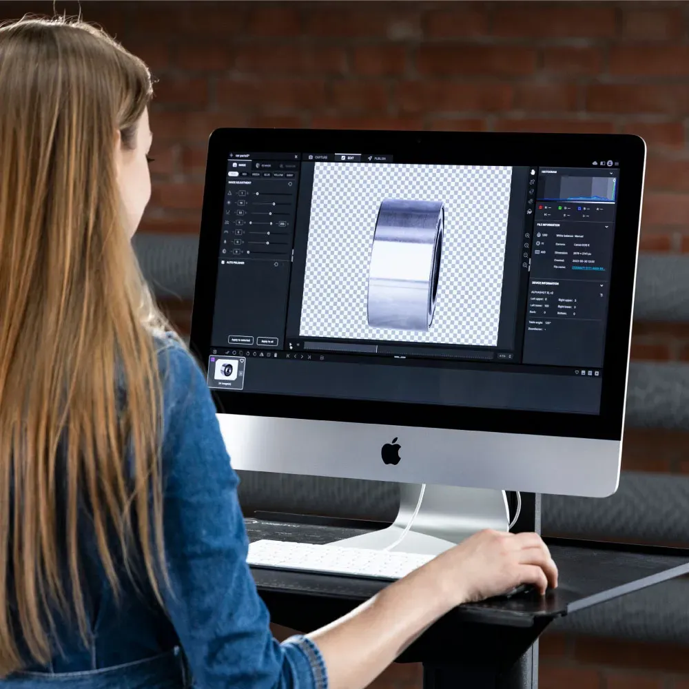 Kvinde, der redigerer et produktfoto på en Mac