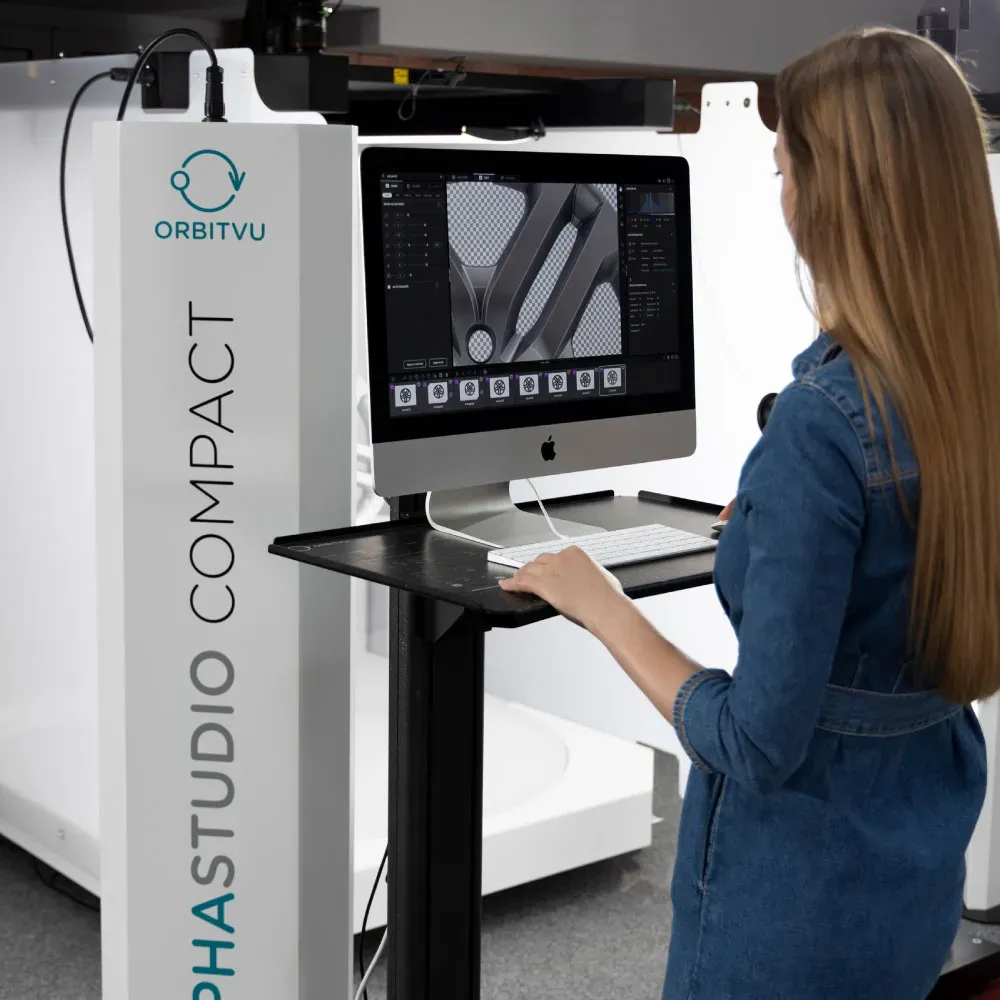 Kvinde, der bruger Orbitvu Alphastudio Compact