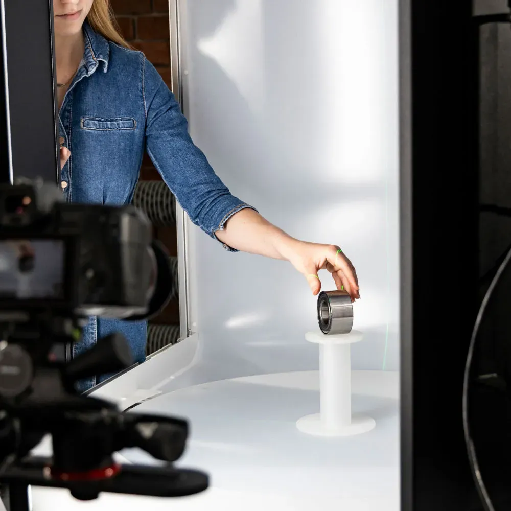 Placering af produkt i et fotostudie med lyskasse