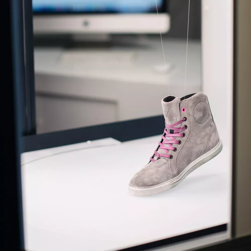 Produktbillede af grå high-top sneaker i ruskind med lyserøde snørebånd