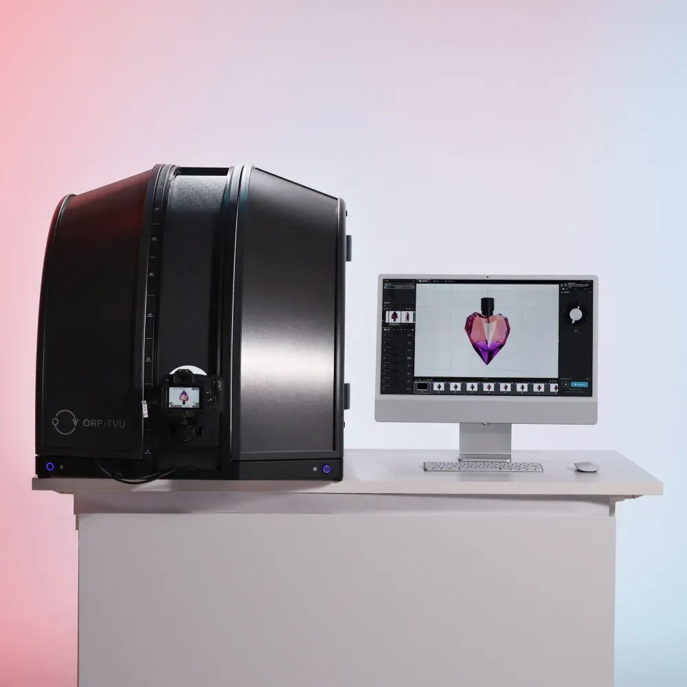 Operatør, der fotograferer et kosmetikprodukt med en Orbitvu-enhed