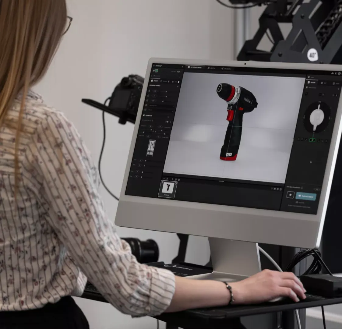Retoucheringsspecialist til e-handel redigerer billede af elværktøj