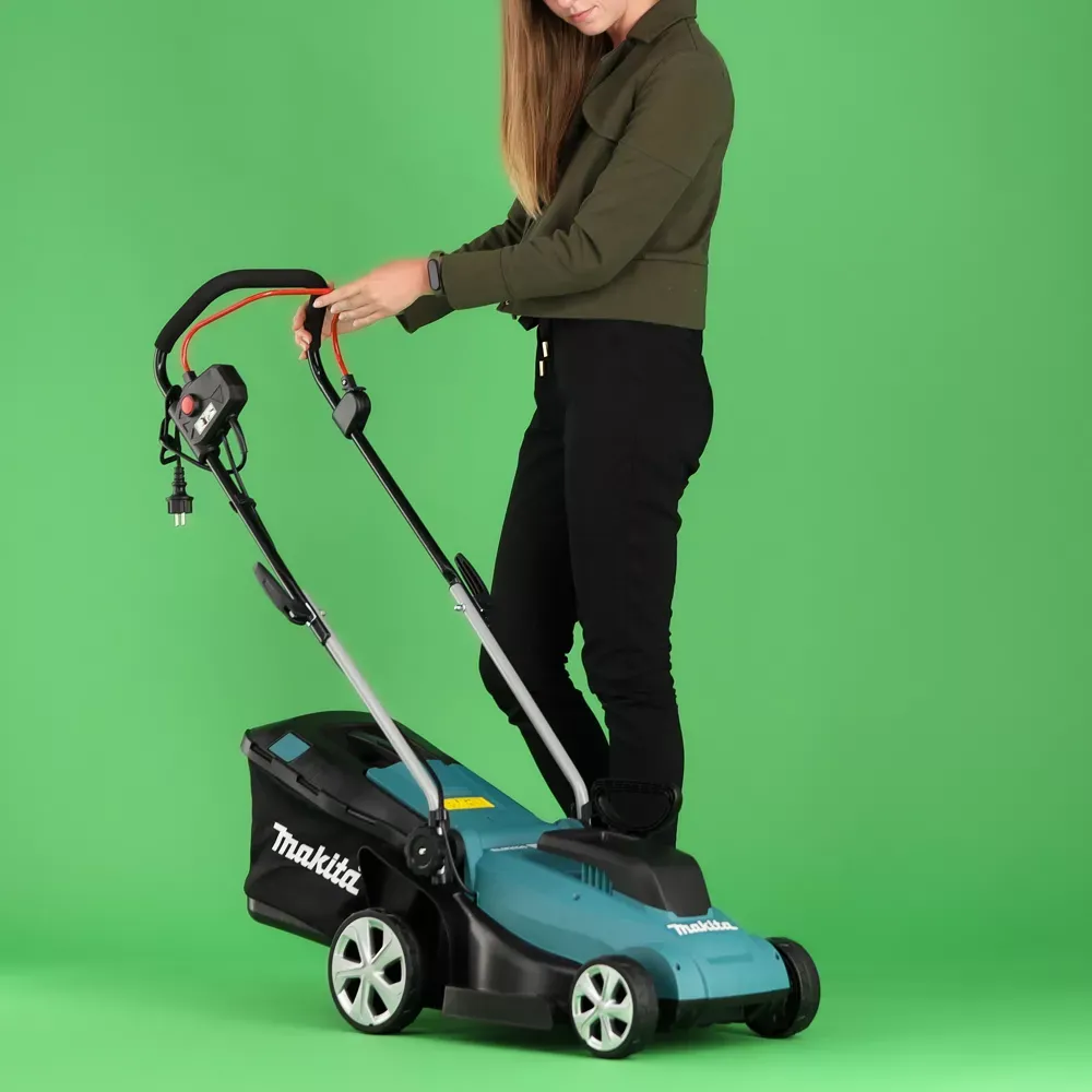 Kvinde, der demonstrerer en Makita foran en green screen
